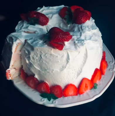 “Easy No-Bake Strawberry Ice Cream Cake: A Cool and Creamy Delight”