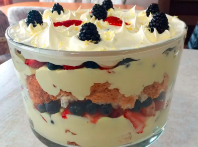 “How to Make Outrageous Lemon Berry Trifle: A Sweet, Tangy Delight”