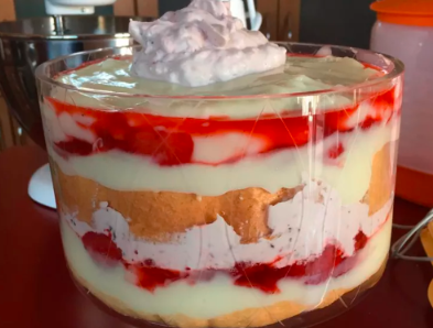 “Strawberry Shortcake Punch Bowl Cake: A Show-Stopping Dessert”